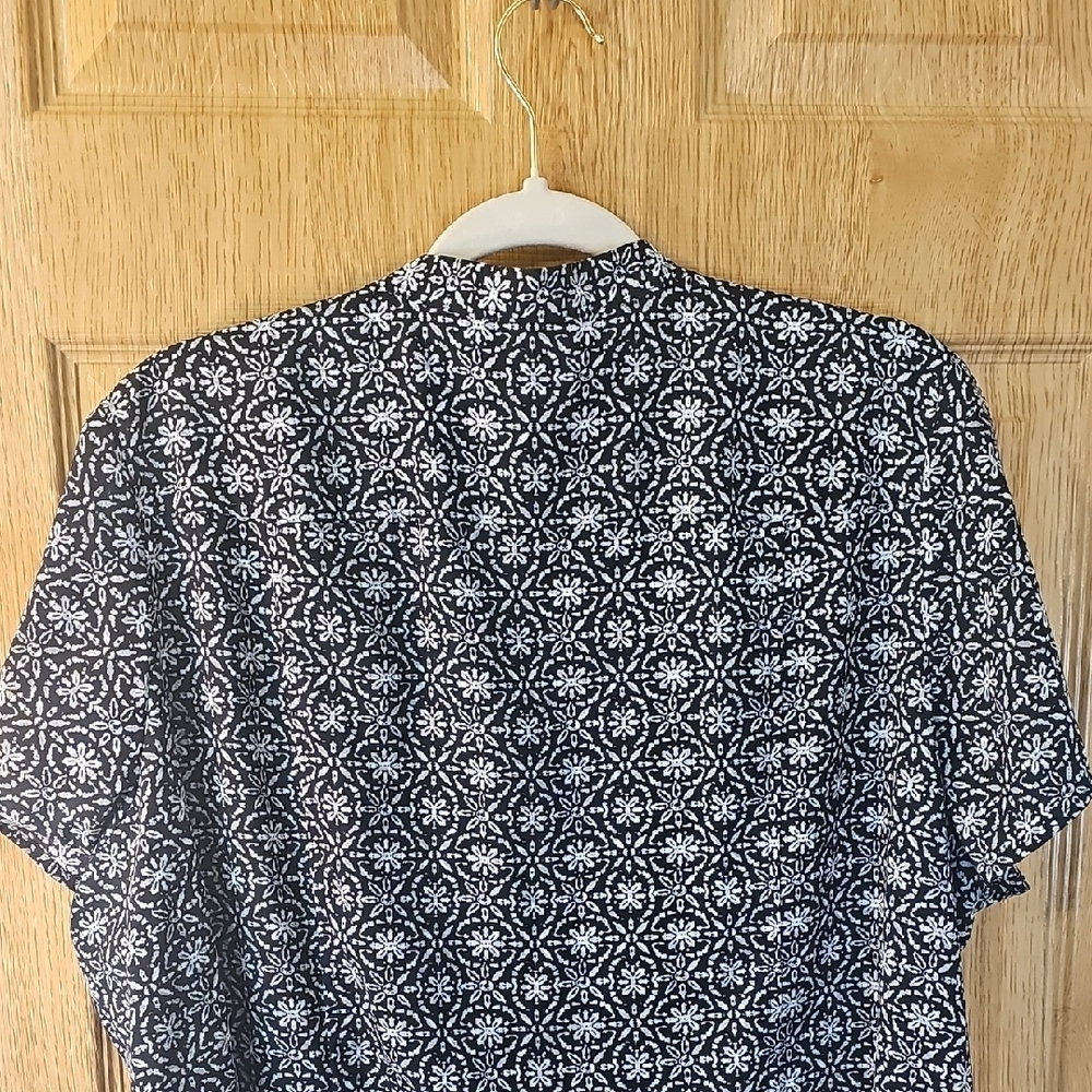 Croft & Barrow Monochrome Floral Blouse - Picture 10 of 11